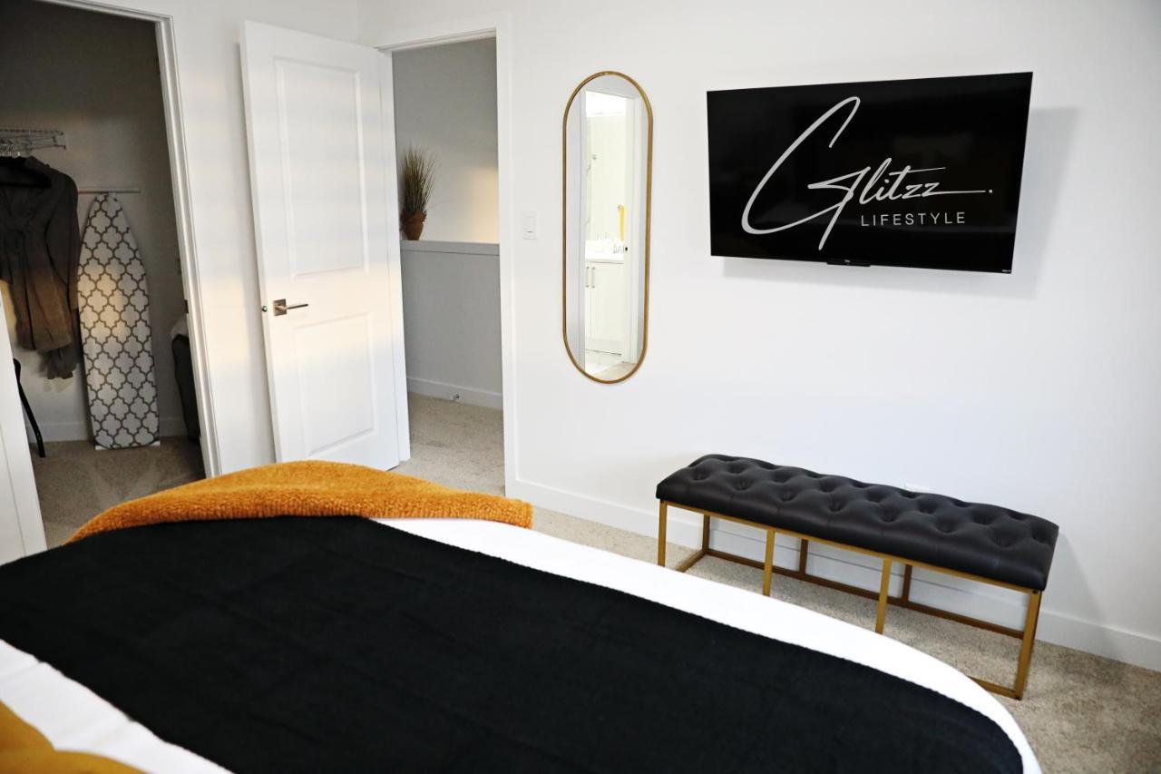 Chic Modern Home,king Bed,fireplace,disney Edmonton