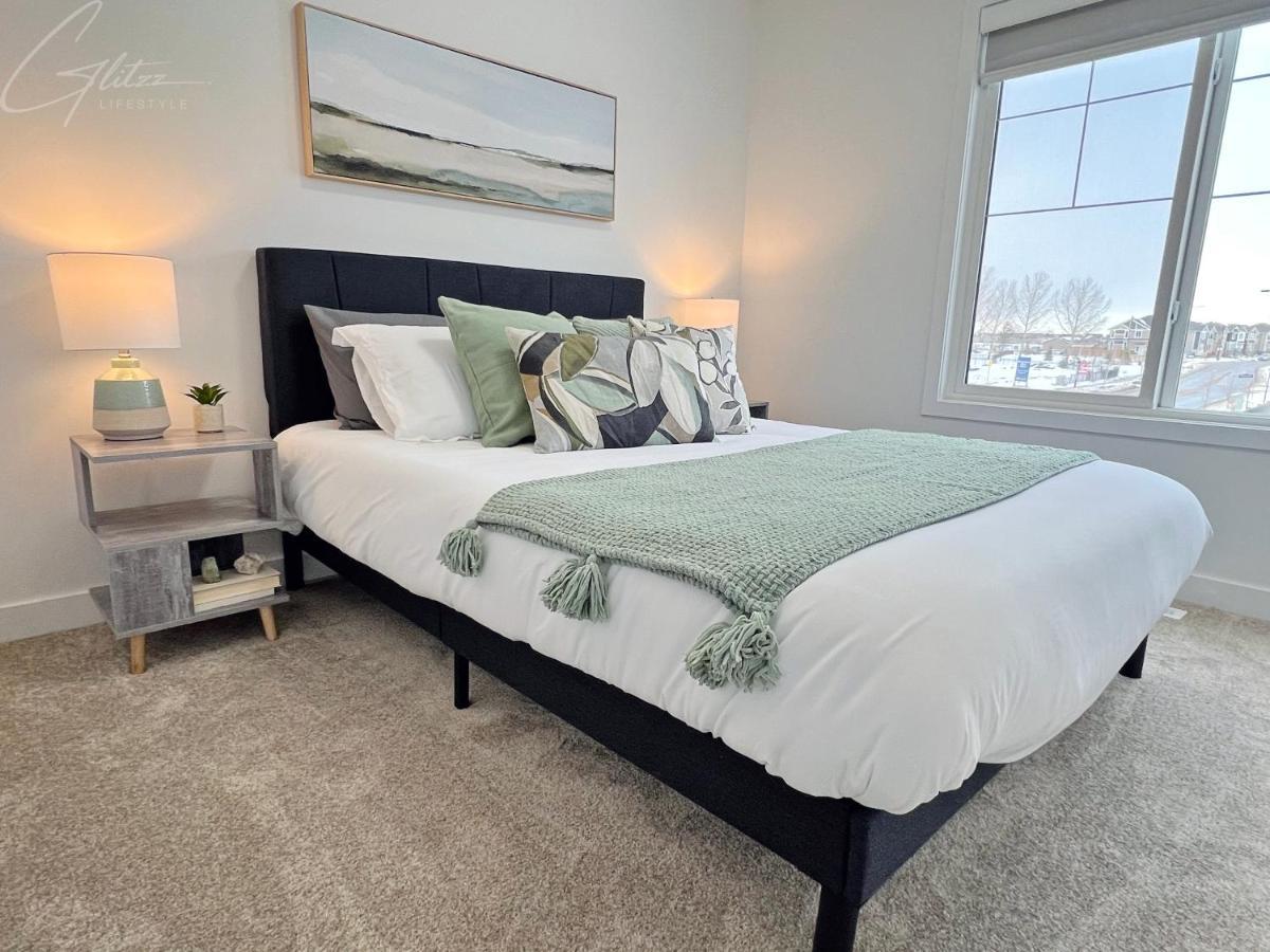 Holiday home Chic Modern Home,king Bed,fireplace,disney Edmonton
