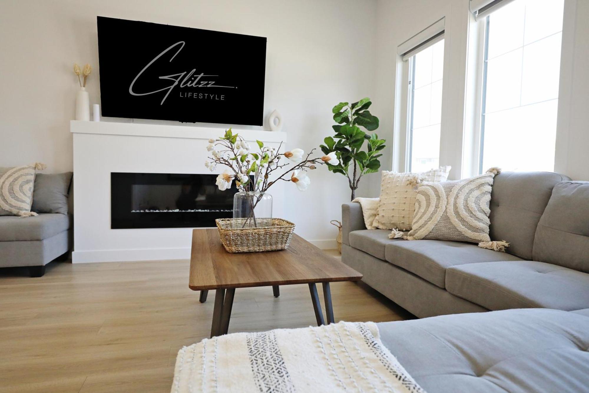 Chic Modern Home,king Bed,fireplace,disney * Edmonton