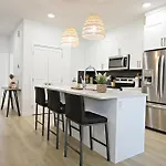 Chic Modern Home,King Bed,Fireplace,Disney