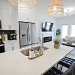 Chic Modern Home,King Bed,Fireplace,Disney