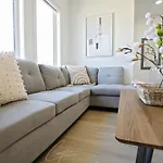 Chic Modern Home,King Bed,Fireplace,Disney