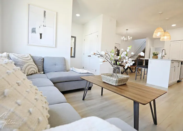 Chic Modern Home,King Bed,Fireplace,Disney