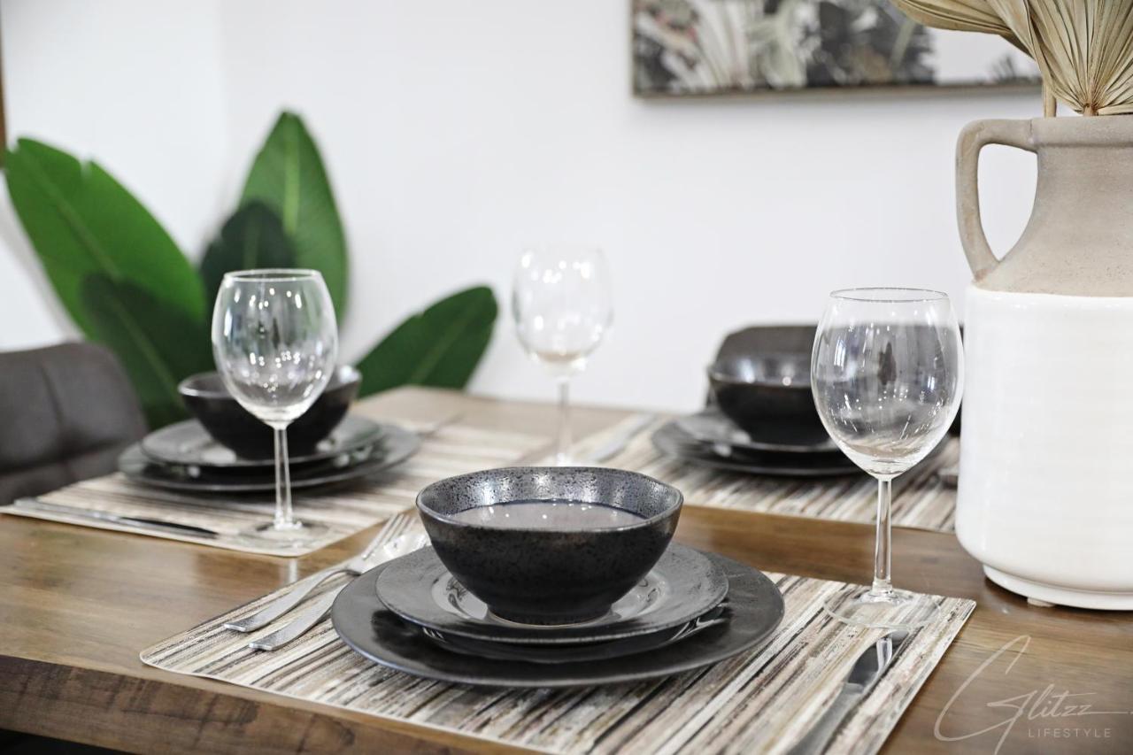 Chic Modern Home,king Bed,fireplace,disney Holiday home Edmonton