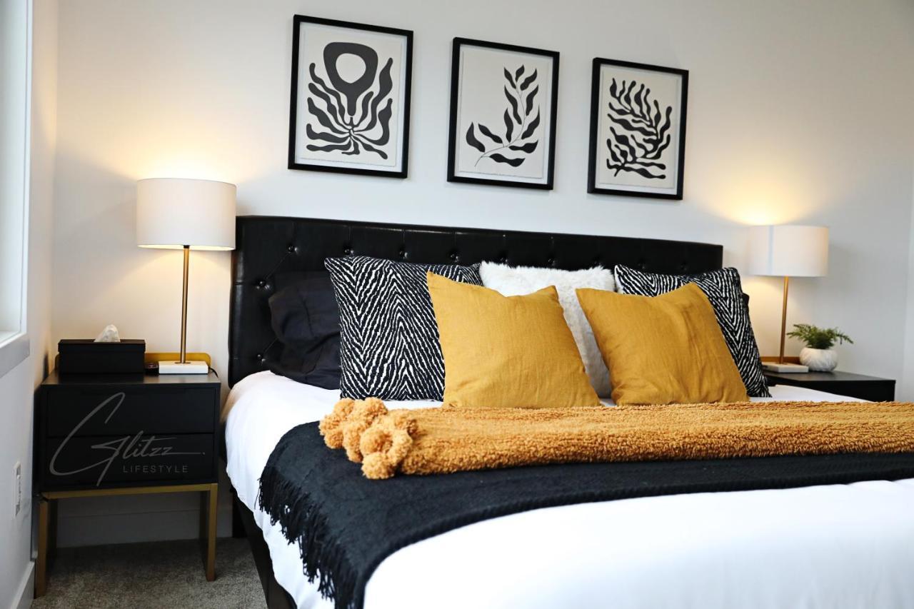 Chic Modern Home,king Bed,fireplace,disney Holiday home Edmonton