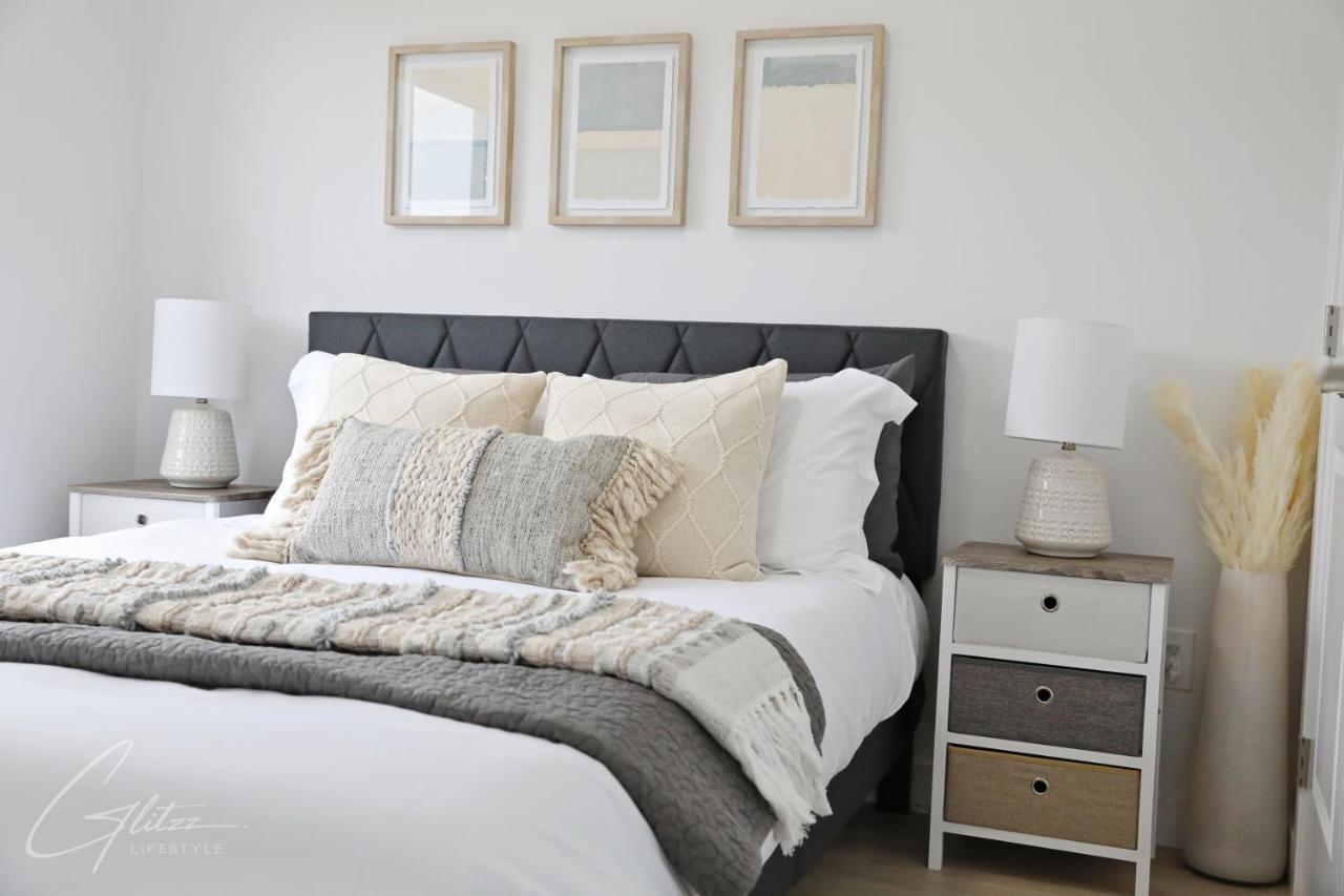 Chic Modern Home,king Bed,fireplace,disney * Edmonton