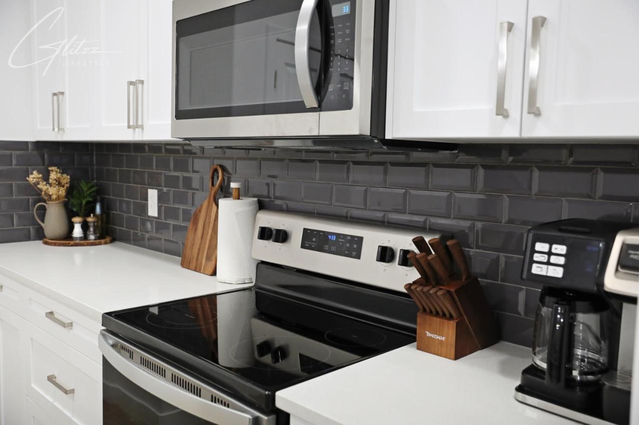 Chic Modern Home,king Bed,fireplace,disney Edmonton