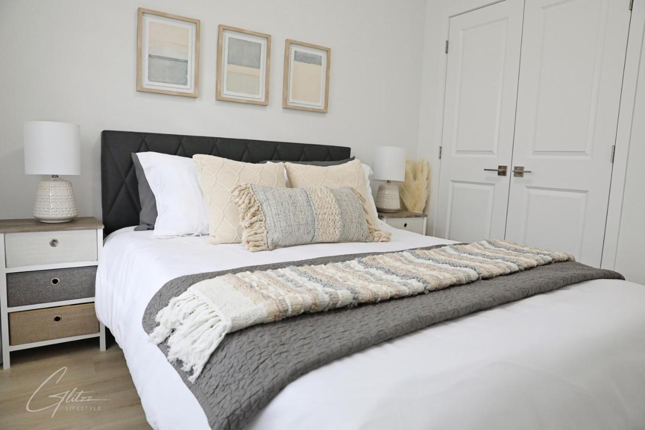 Chic Modern Home,king Bed,fireplace,disney * Edmonton