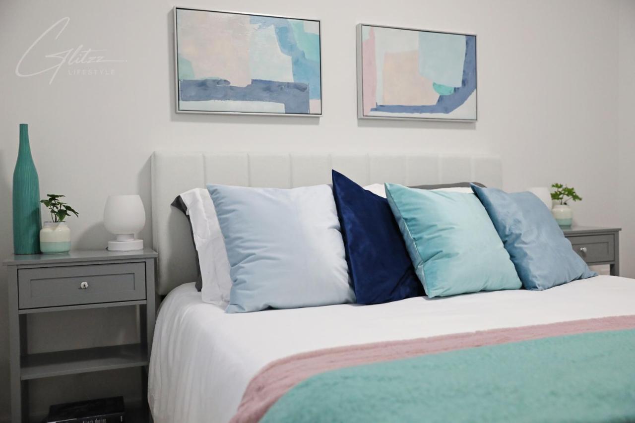 Chic Modern Home,king Bed,fireplace,disney Edmonton
