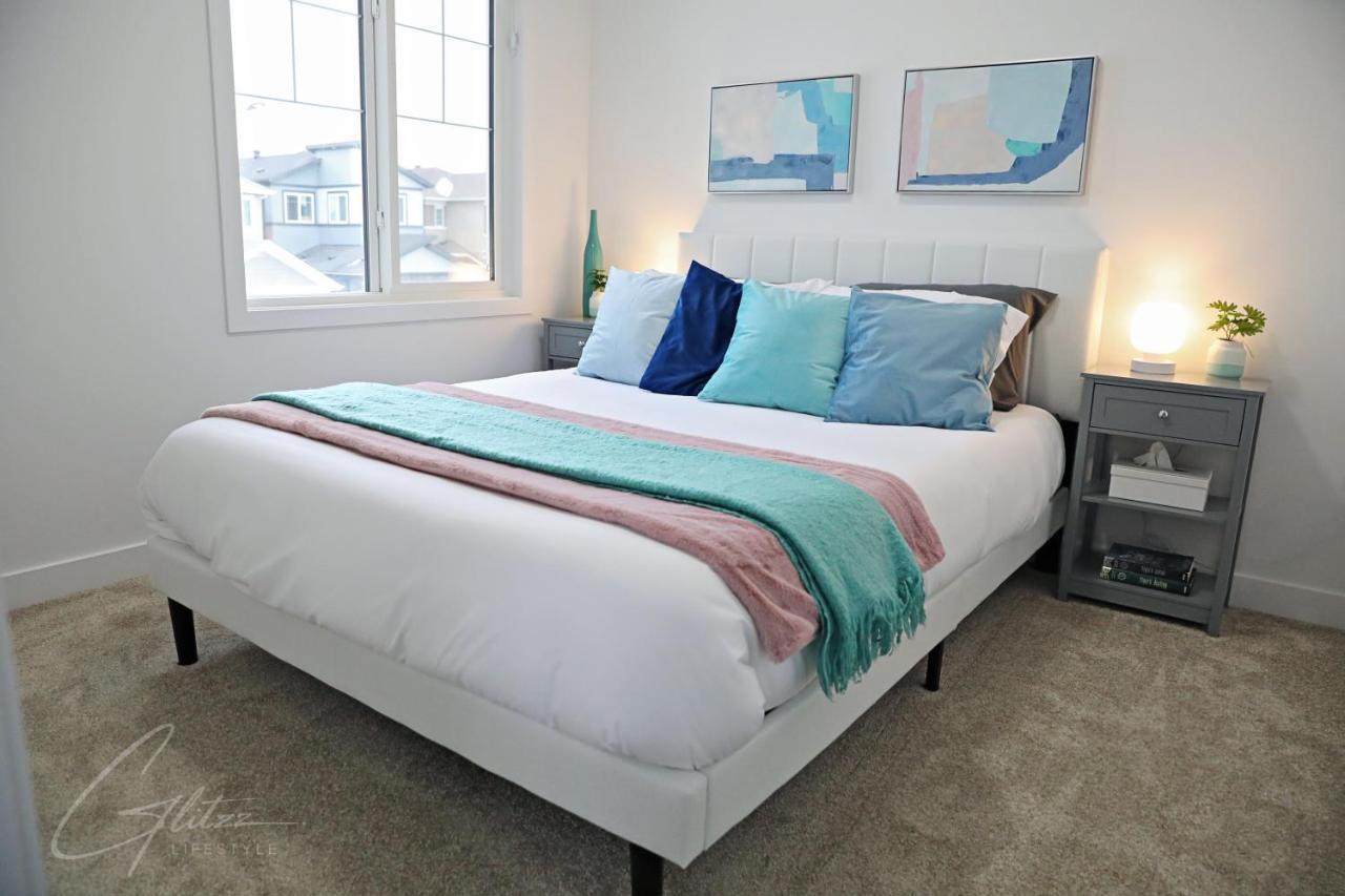 Chic Modern Home,king Bed,fireplace,disney * Edmonton