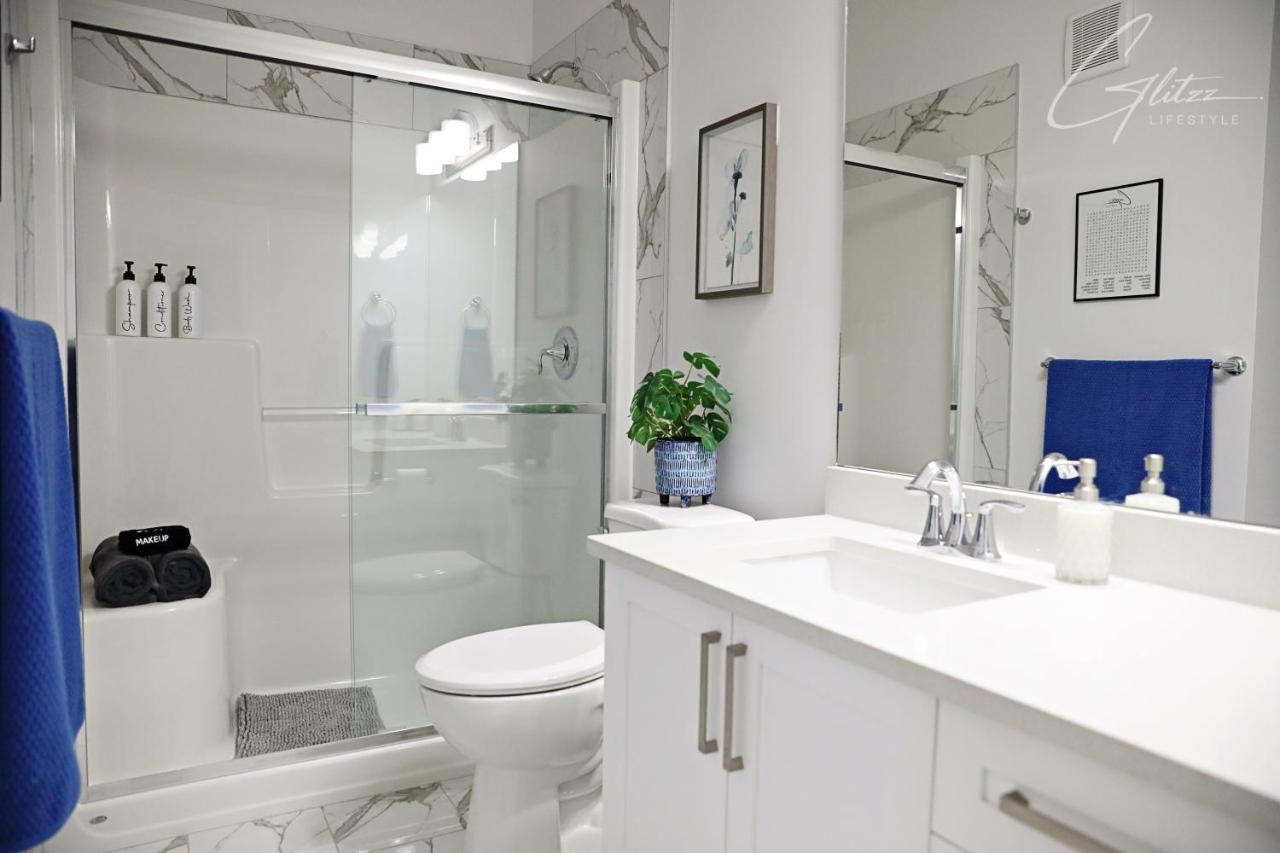 Chic Modern Home,king Bed,fireplace,disney Holiday home Edmonton