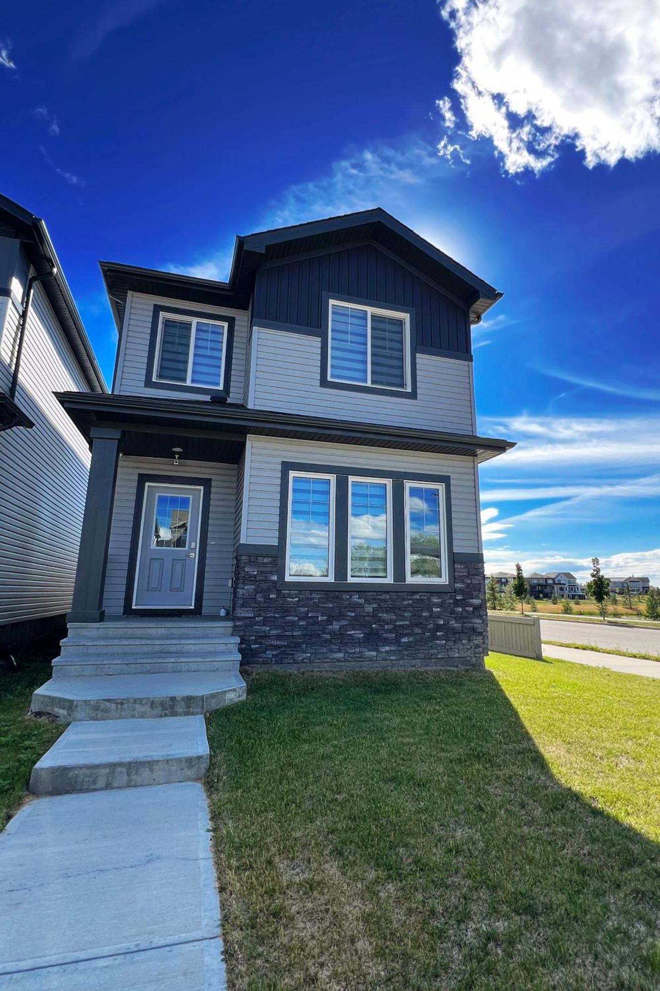 Chic Modern Home,king Bed,fireplace,disney Holiday home Edmonton