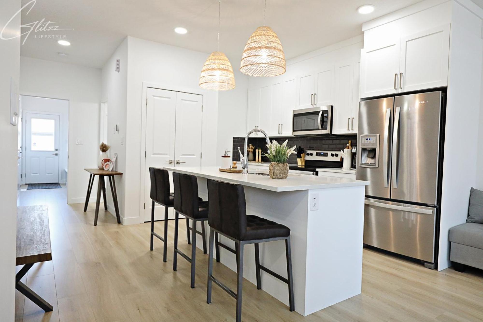 Chic Modern Home,king Bed,fireplace,disney Edmonton