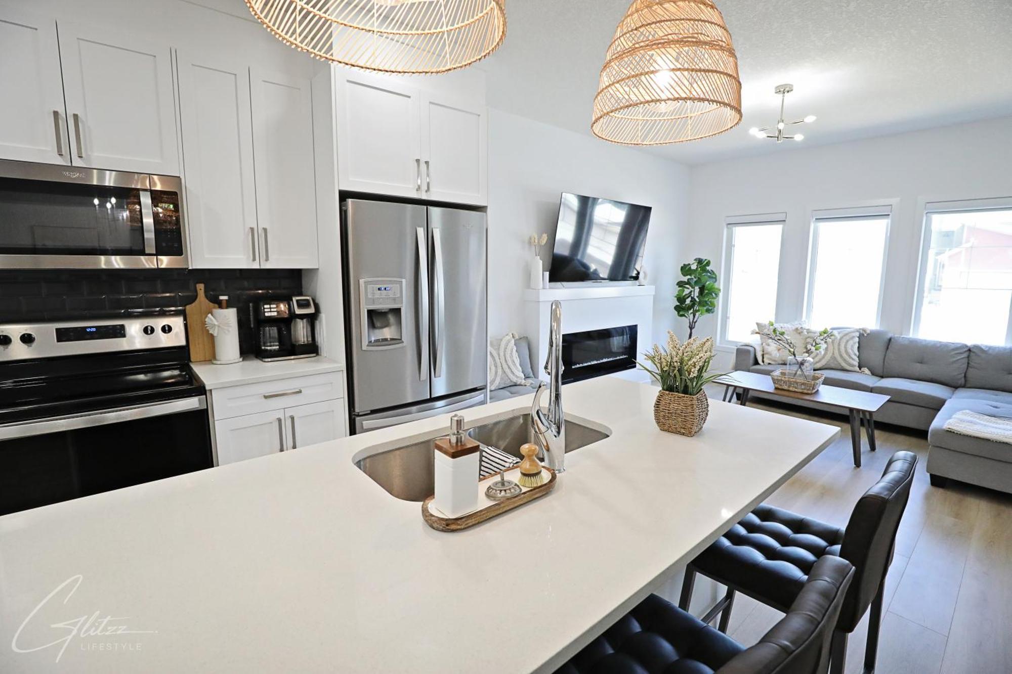 Chic Modern Home,king Bed,fireplace,disney * Edmonton