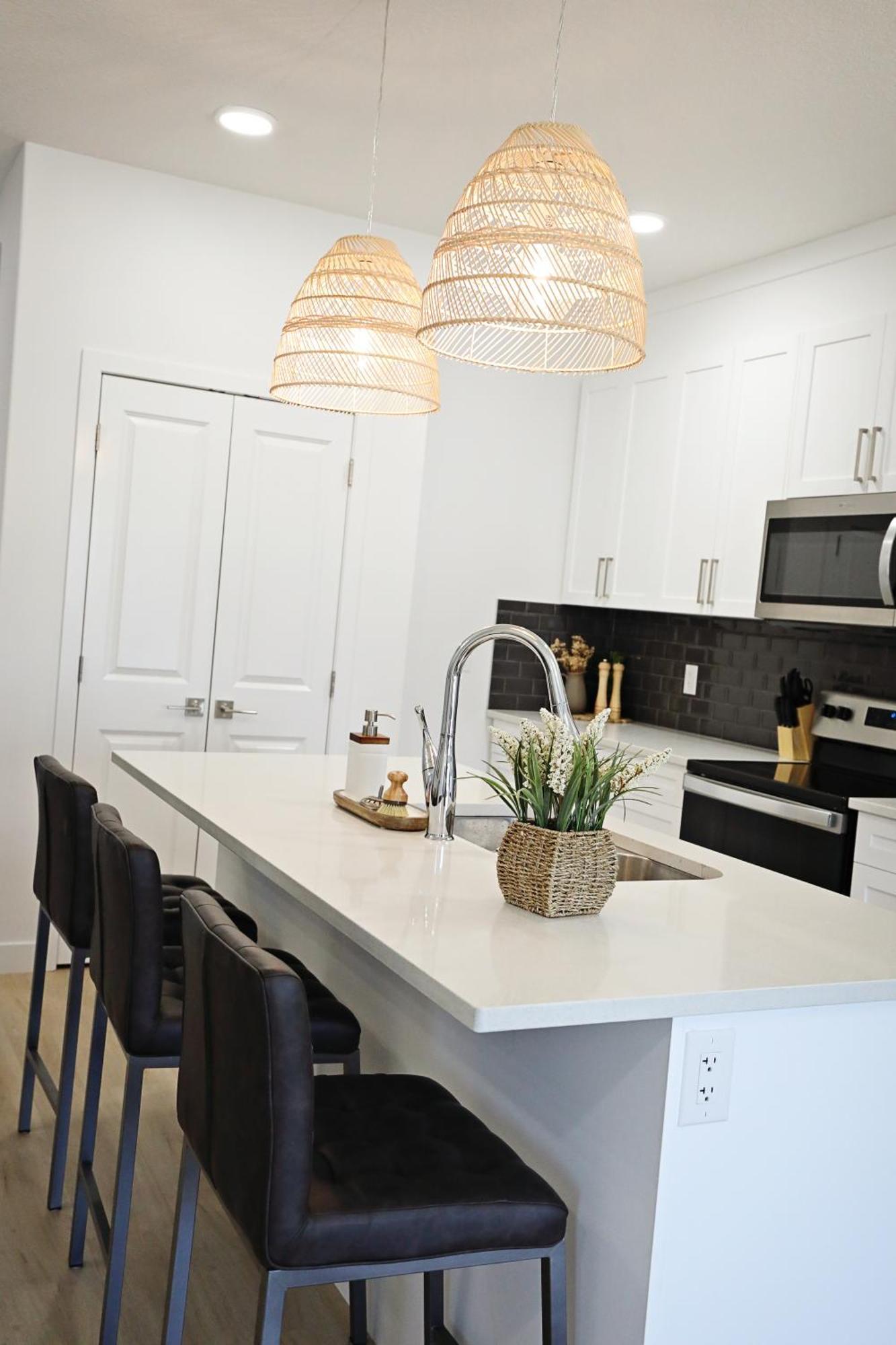Chic Modern Home,king Bed,fireplace,disney Holiday home Edmonton