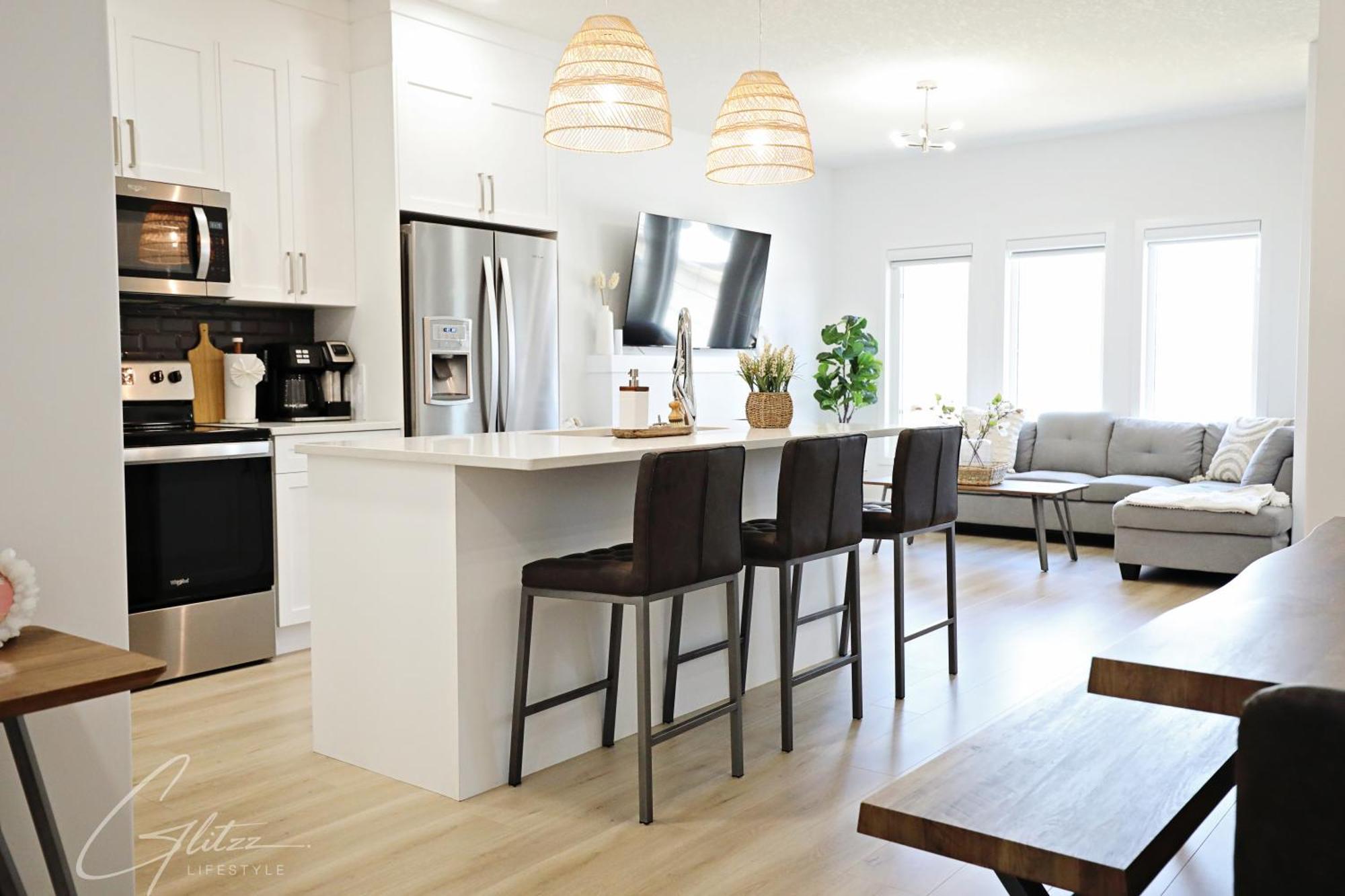 Holiday home Chic Modern Home,king Bed,fireplace,disney Edmonton