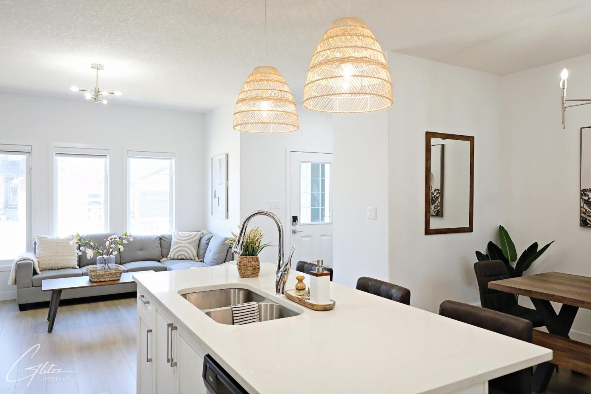 Chic Modern Home,king Bed,fireplace,disney Edmonton